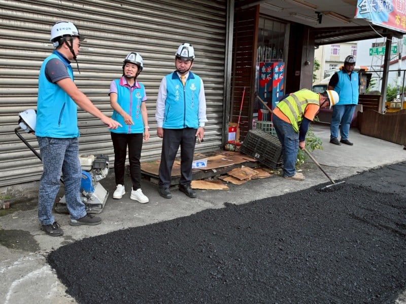 吉安鄉宜昌一街路面龜裂接獲民眾陳情 游淑貞立即現勘改善